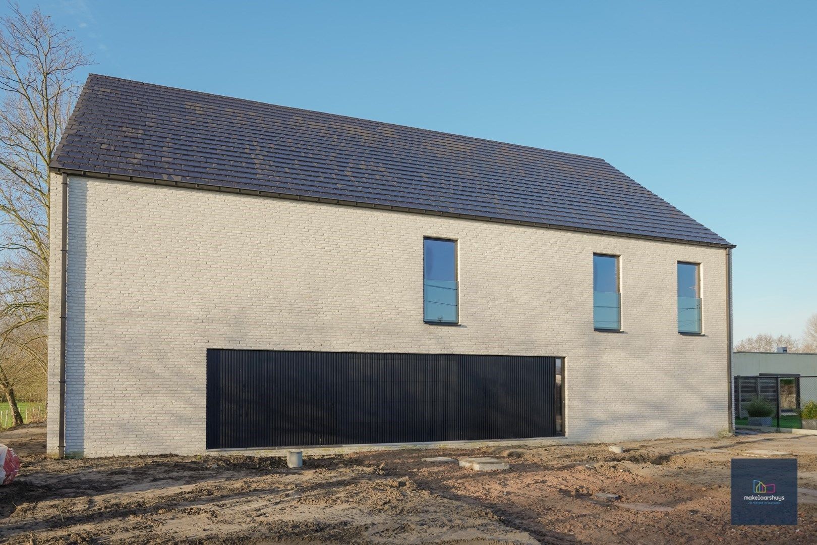 Halfopen casco villawoning met tuin en oprijlaan foto 5