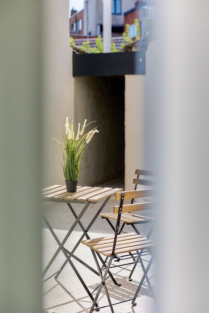 Vernieuwbouwwoning met 3 zeer ruime slaapkamers (20m²), bureau en stadstuin – instapklaar en energiezuinig foto 2