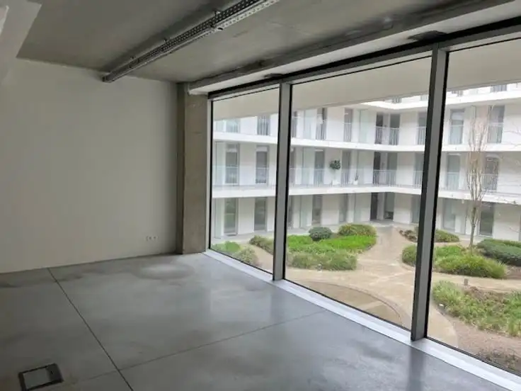 200 m² commerciële ruimte met mezzanine in hartje Merchtem – toplocatie met visibiliteit foto 8