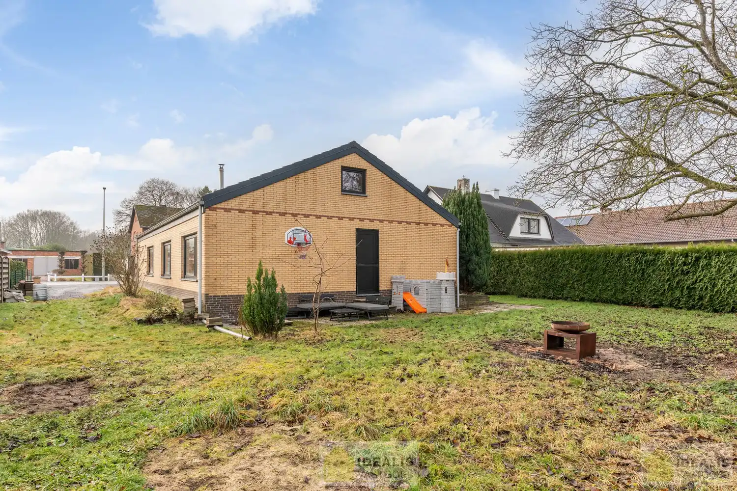 INSTAPKLARE GERENOVEERDE BUNGALOW MET LICHTRIJKE LEEFRUIMTE EN AANSLUITEND ZEER RUIME MODERNE KEUKEN, BADKAMER, VERANDA EN 3 GOEDE SLAAPKAMERS OP EEN KNAP PERCEEL VAN 9A 48A. DAARNAAST IS DE WONING VOLLEDIG ONDERKELDERD! Deze goed ingedeelde woning omvat +-145m² bewoonbare oppervlakte verdeeld over een lichtrijke woonkamer met aansluitend een zeer ruime moderne keuken, badkamer, veranda, 3 goede slaapkamers en tevens is de woning volledig onderkelderd. De woning is gelegen op een aangenaam perceel van 9a 48ca vlakbij het centrum van Bree, op fietsafstand van winkels, horeca en scholen,… Zeer geschikt voor kandidaten op zoek naar een gerenoveerde woning die ruimte en rust biedt doch dicht bij allerlei faciliteiten is gelegen. foto 24