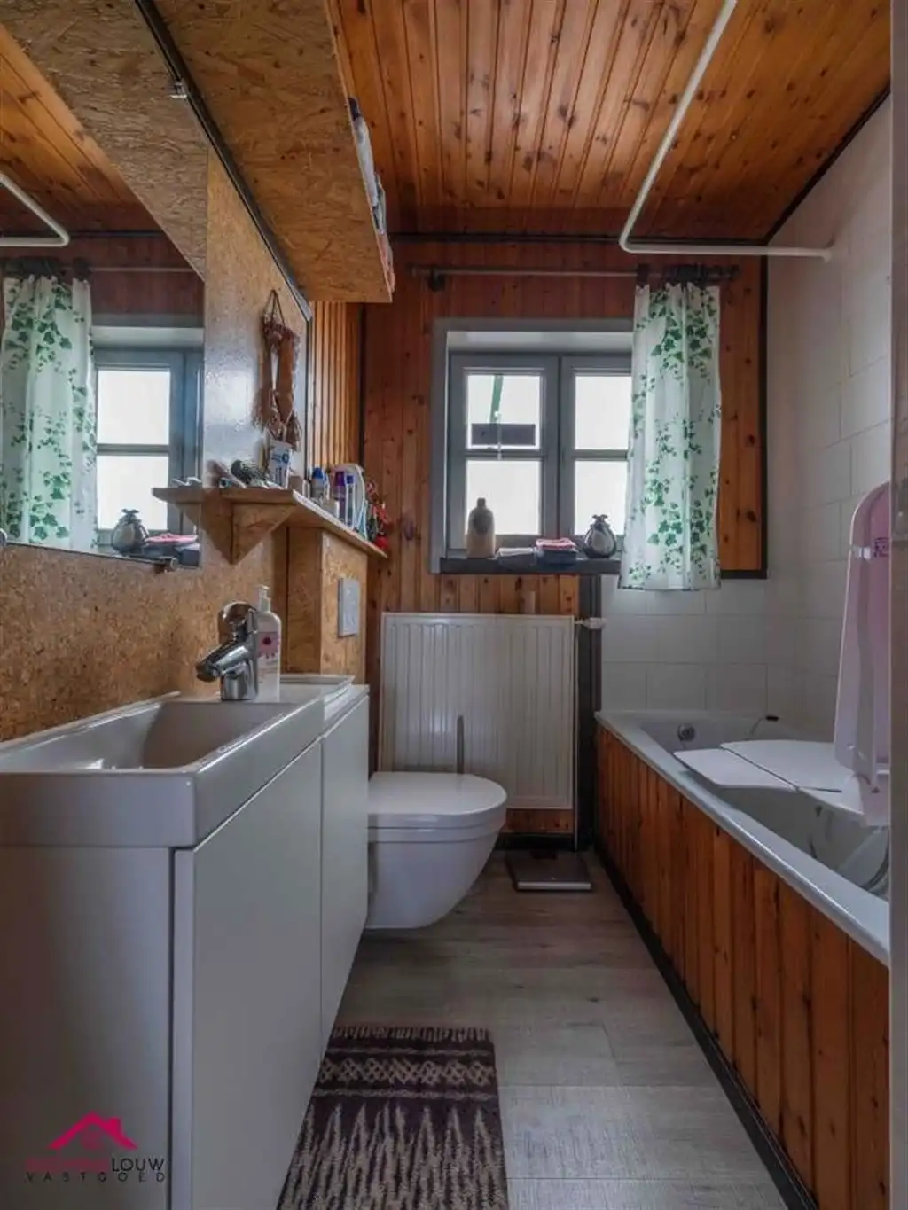 Karaktervolle, vrijstaande woning op riant perceel foto 24