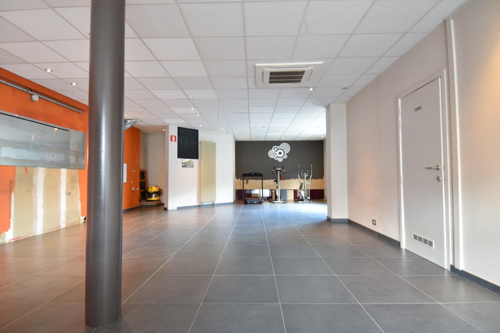 Handelspand op commerciële ligging met bovenliggend 3-slaapkamer appartement te Bissegem foto 2