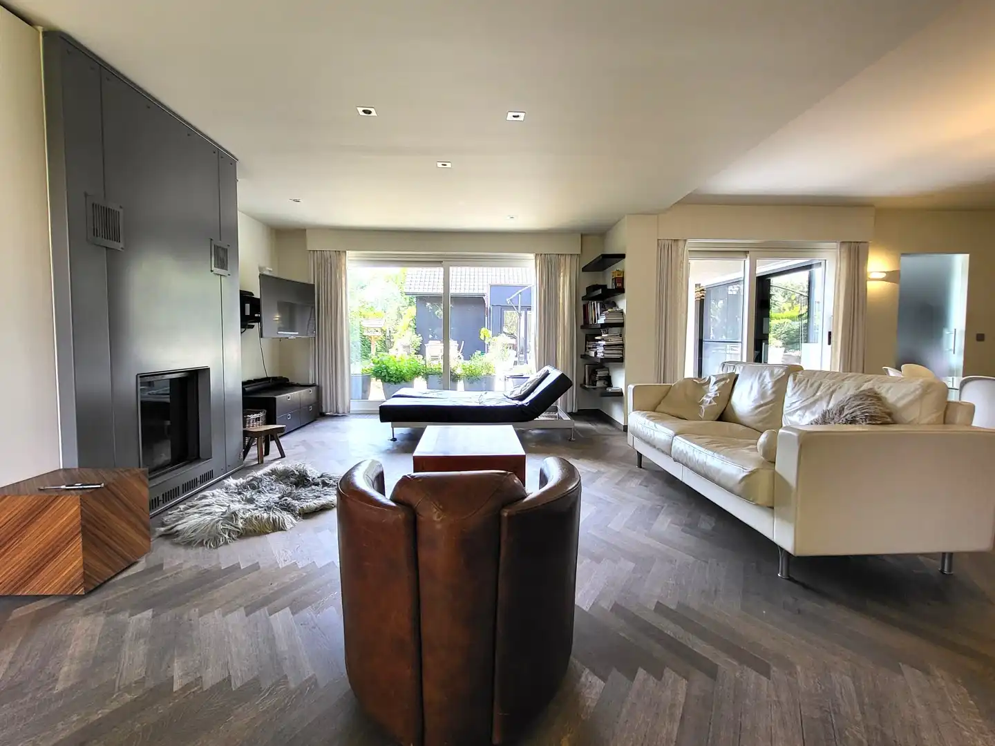 Exclusief wonen & ondernemen: imposante villa met volwaardige praktijk en aparte toegang op commerciële topligging, een perceel van 1.139 m² en met maar liefst 532 m² bewoonbare oppervlakte. foto 12