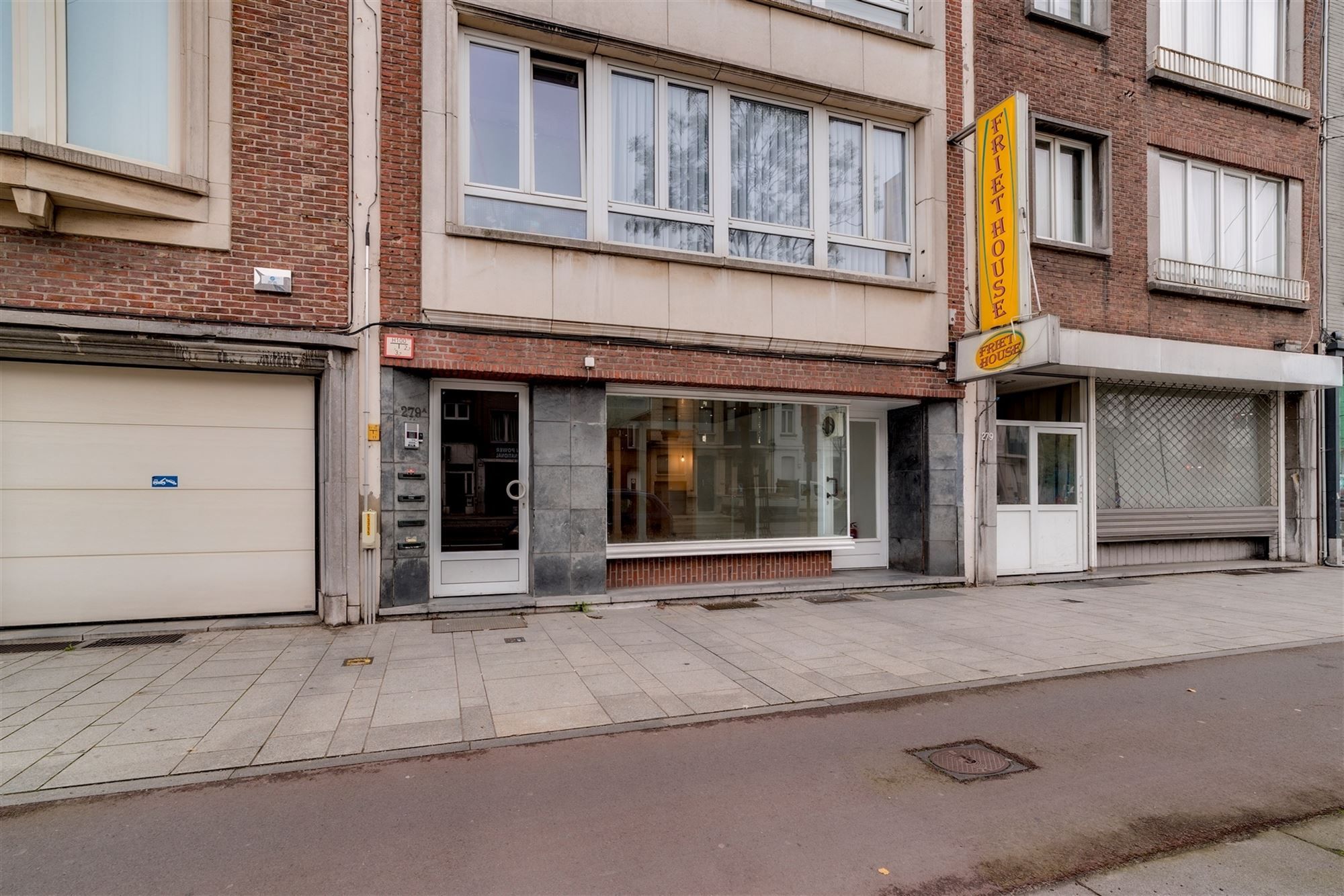 Handelsgelijkvloers met achterliggend prive gedeelte +  20 m² terras foto 2