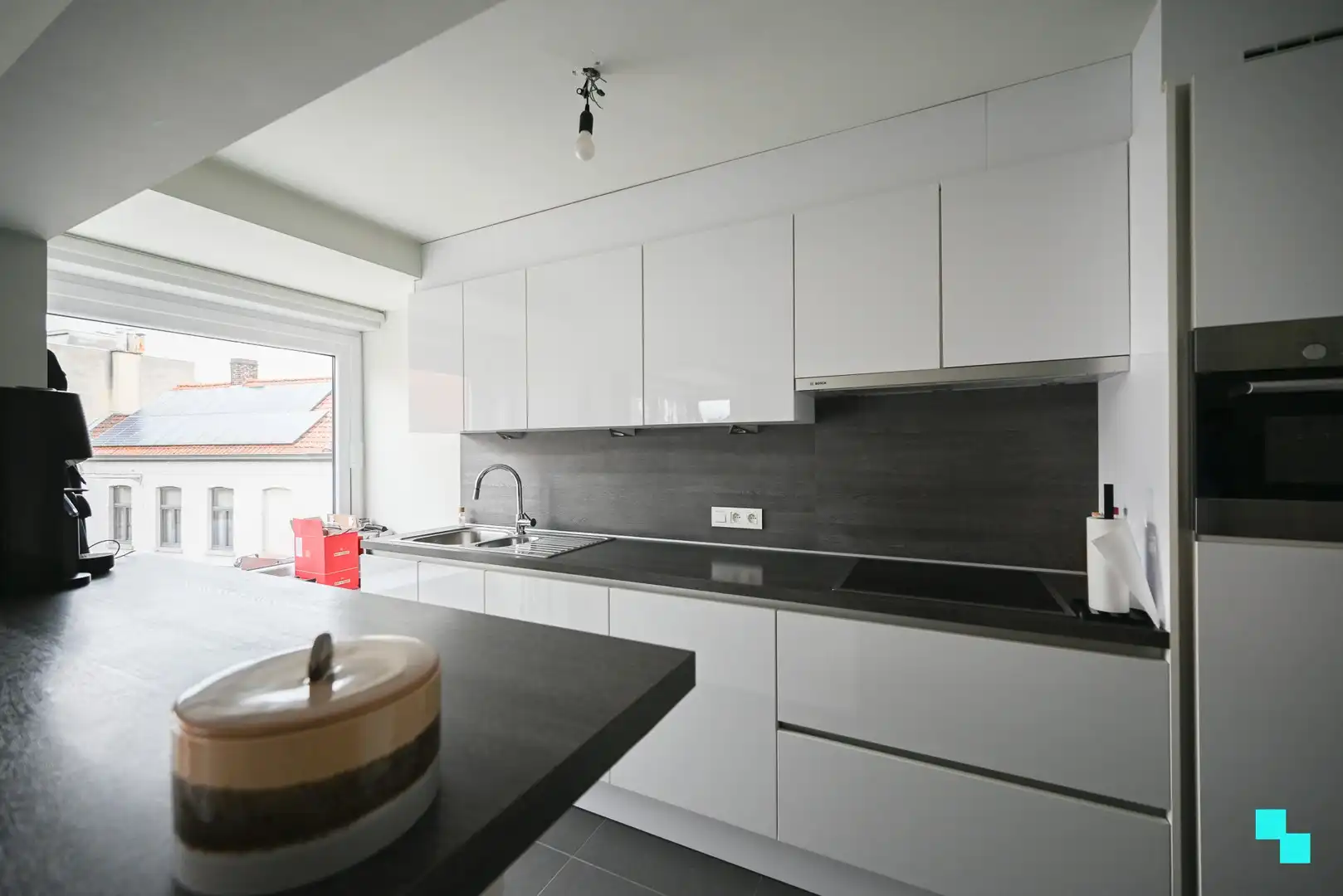 Verrassend ruim en compleet gerenoveerd appartement in hartje Izegem foto 11