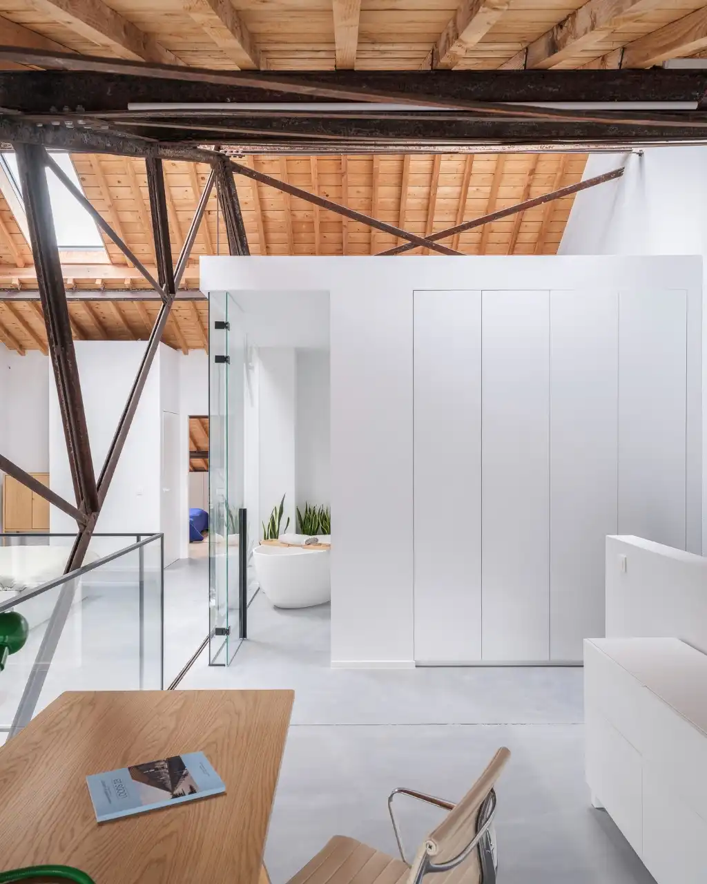 Luxueus en tijdloos – Exceptionele loft met 2 slaapkamers, aparte bureauruimte en ruim terras in een beschermd gebouw met een rijke industriële voorgeschiedenis. foto 15