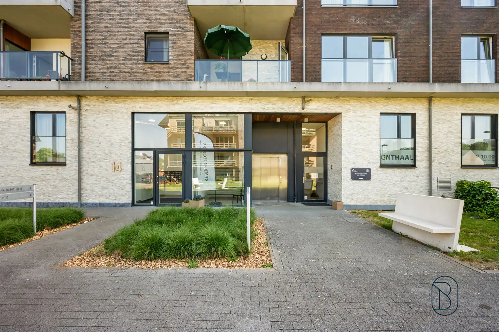 IDEALE INVESTERING! Moderne assistentieflat met terras foto 4