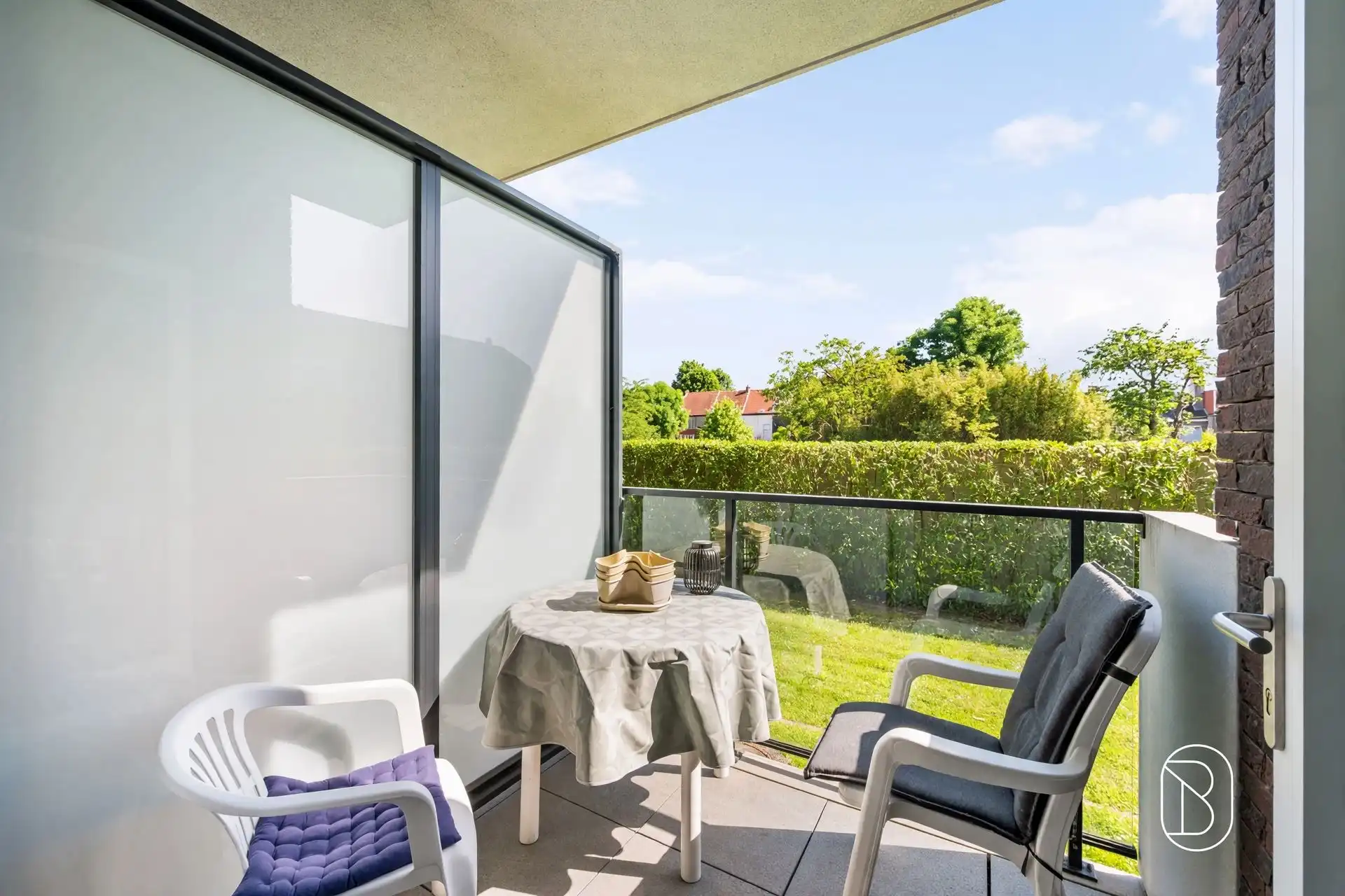 IDEALE INVESTERING! Moderne assistentieflat met terras foto 2