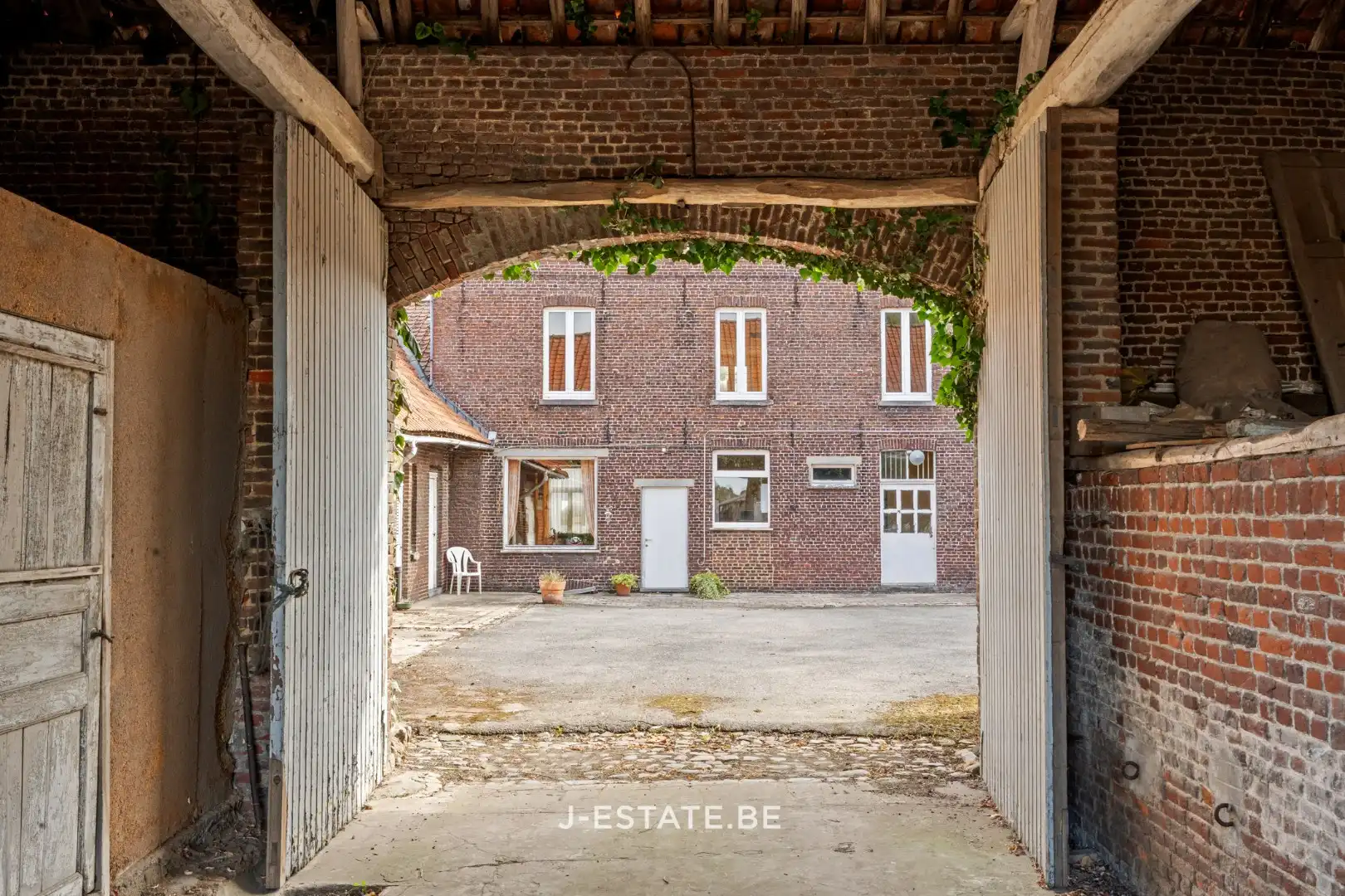 Authentieke vierkantshoeve met binnenplaats, bijgebouwen en prachtig uitzicht foto 6