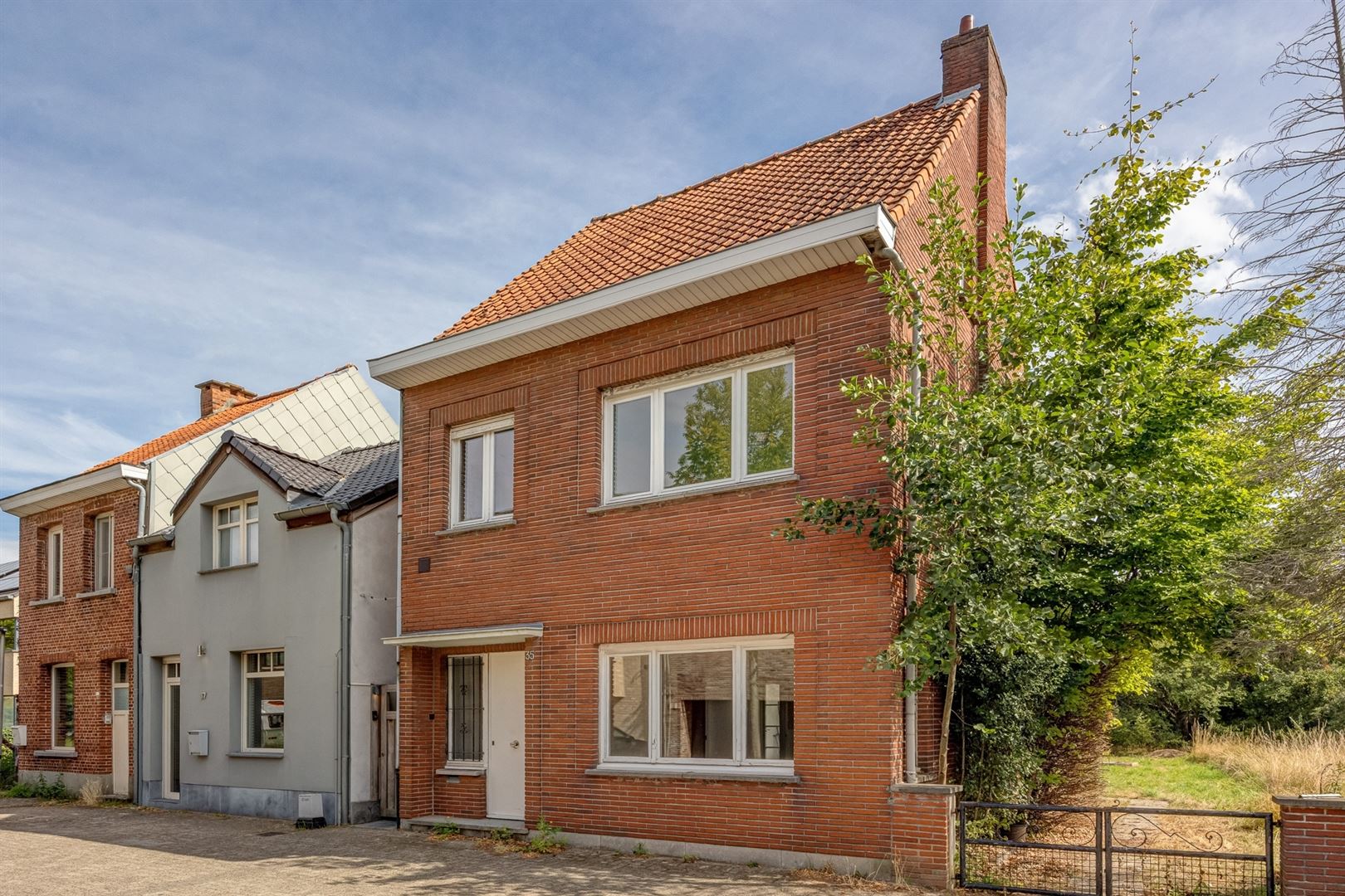 Halfopen woning in kindvriendelijke straat foto 2