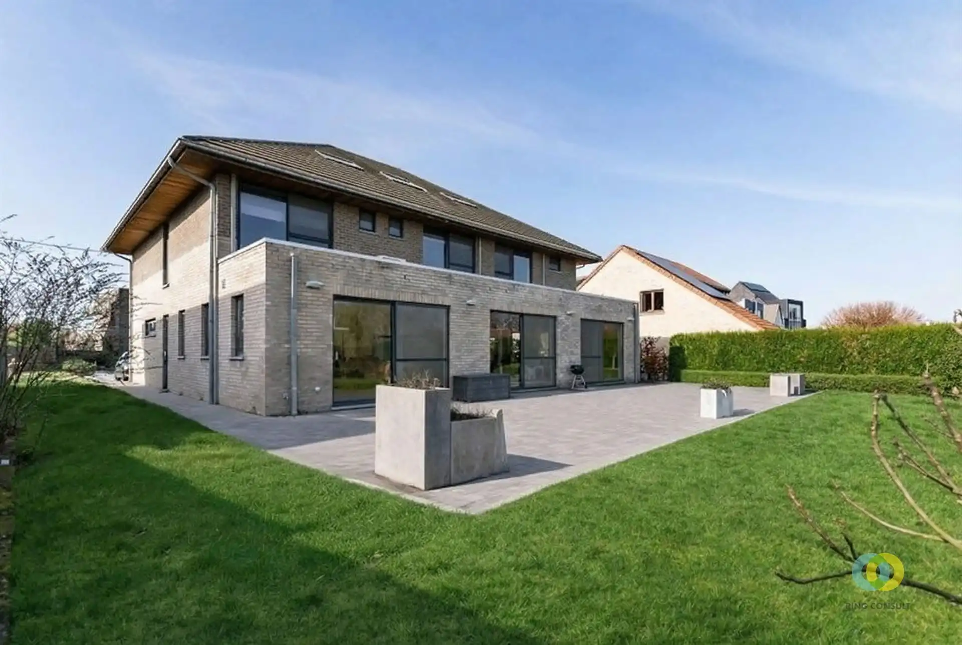 Uitzonderlijke villa met prachtige tuin foto {{pictureIndex}}