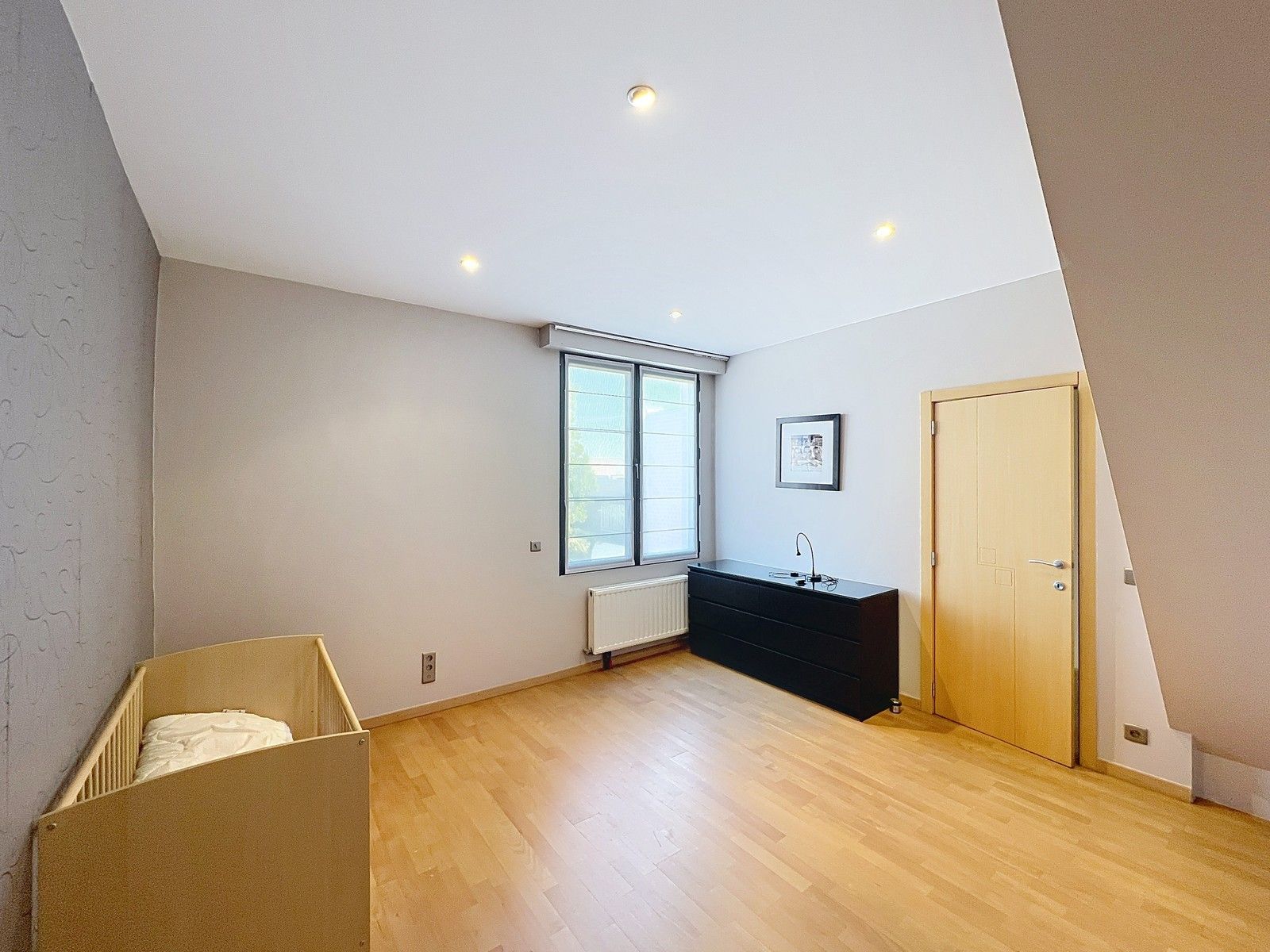 Prachtig HERENHUIS (met o.a. 5 slpk, garage en tuin), apart KANTOOR-gebouw en 630 m2 MAGAZIJNEN op zeer goede ligging te KORTRIJK ! foto 14