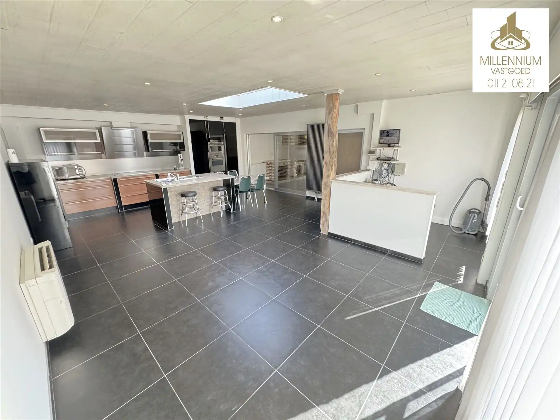 Ruime 4-Slaapkamerwoning en 2 Badkamers in Diepenbeek foto 2