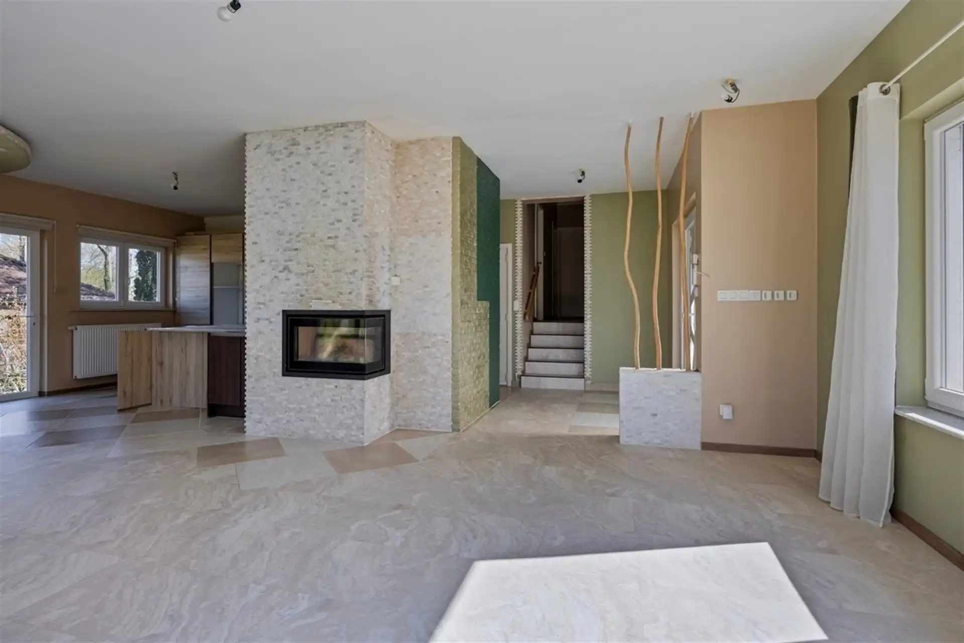 Ruime gerenoveerde villa met 4 slaapkmaers in residentiele wijk foto 7