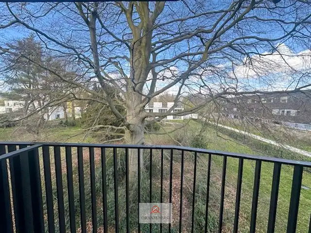 Modern appartement met staanplaats in groene parktuin foto 20