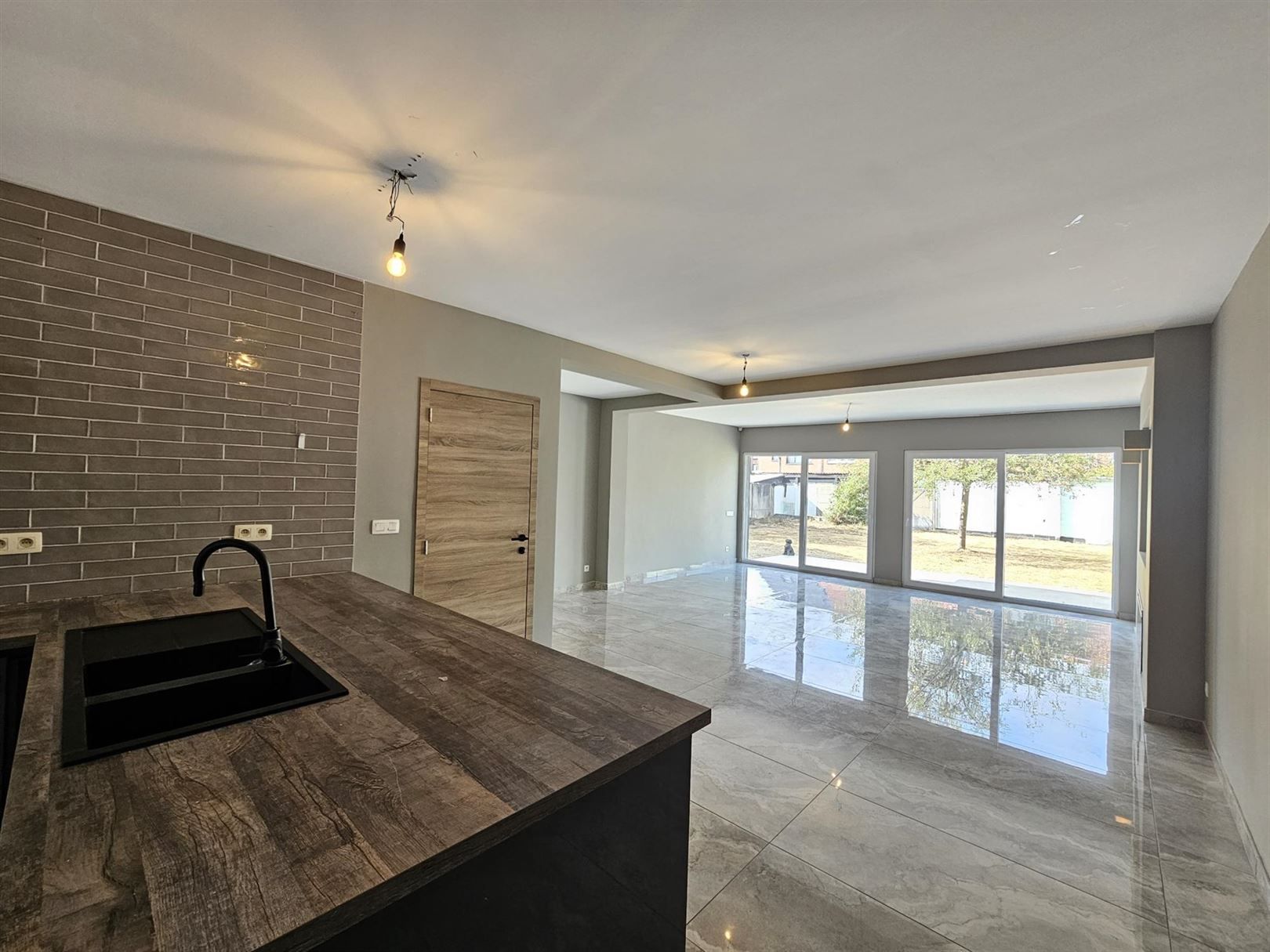 Modern ingerichte woning met optioneel aangrenzende bouwgrond. foto 2