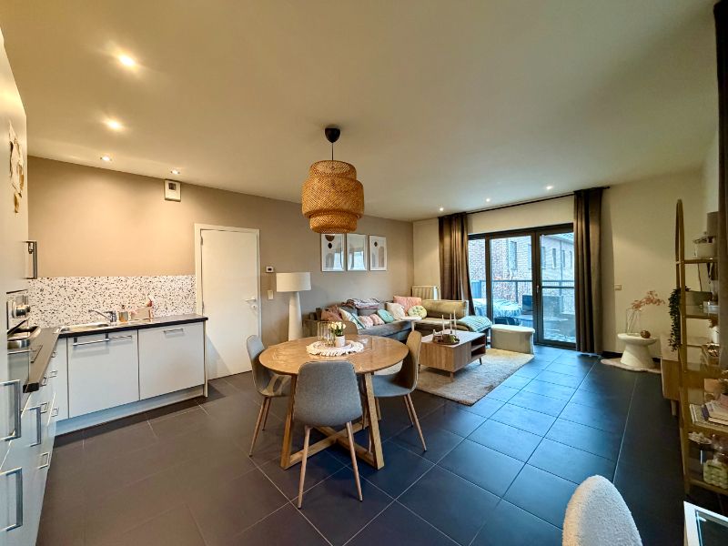 INSTAPKLAAR 1-SLAAPKAMERAPPERTEMENT MET TERRAS EN AUTOSTAANPLAATS foto {{pictureIndex}}