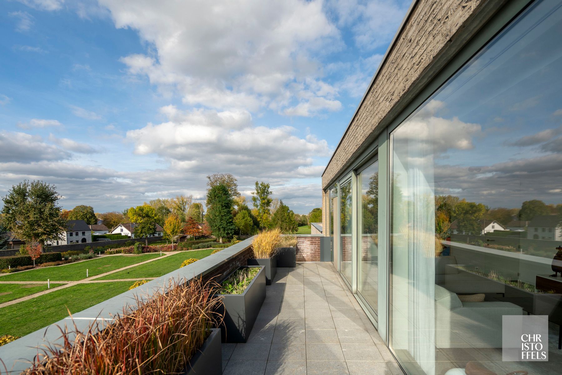 Luxe Penthouse met panoramische glaspartijen en 96m² terrassen in Parkresidentie Oud-Rekem foto 9