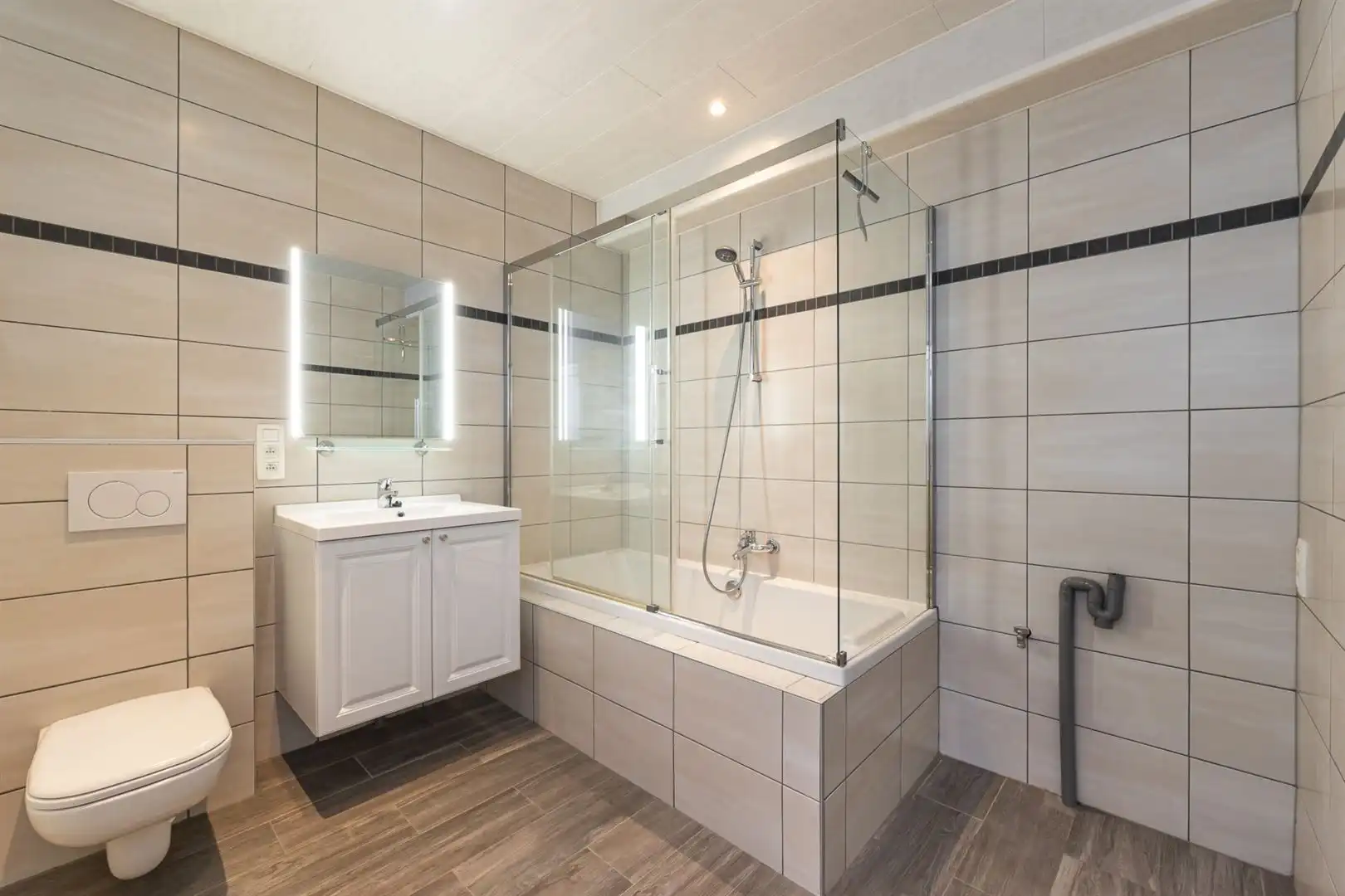 Centraal gelegen woonst met terras en garage. foto 9