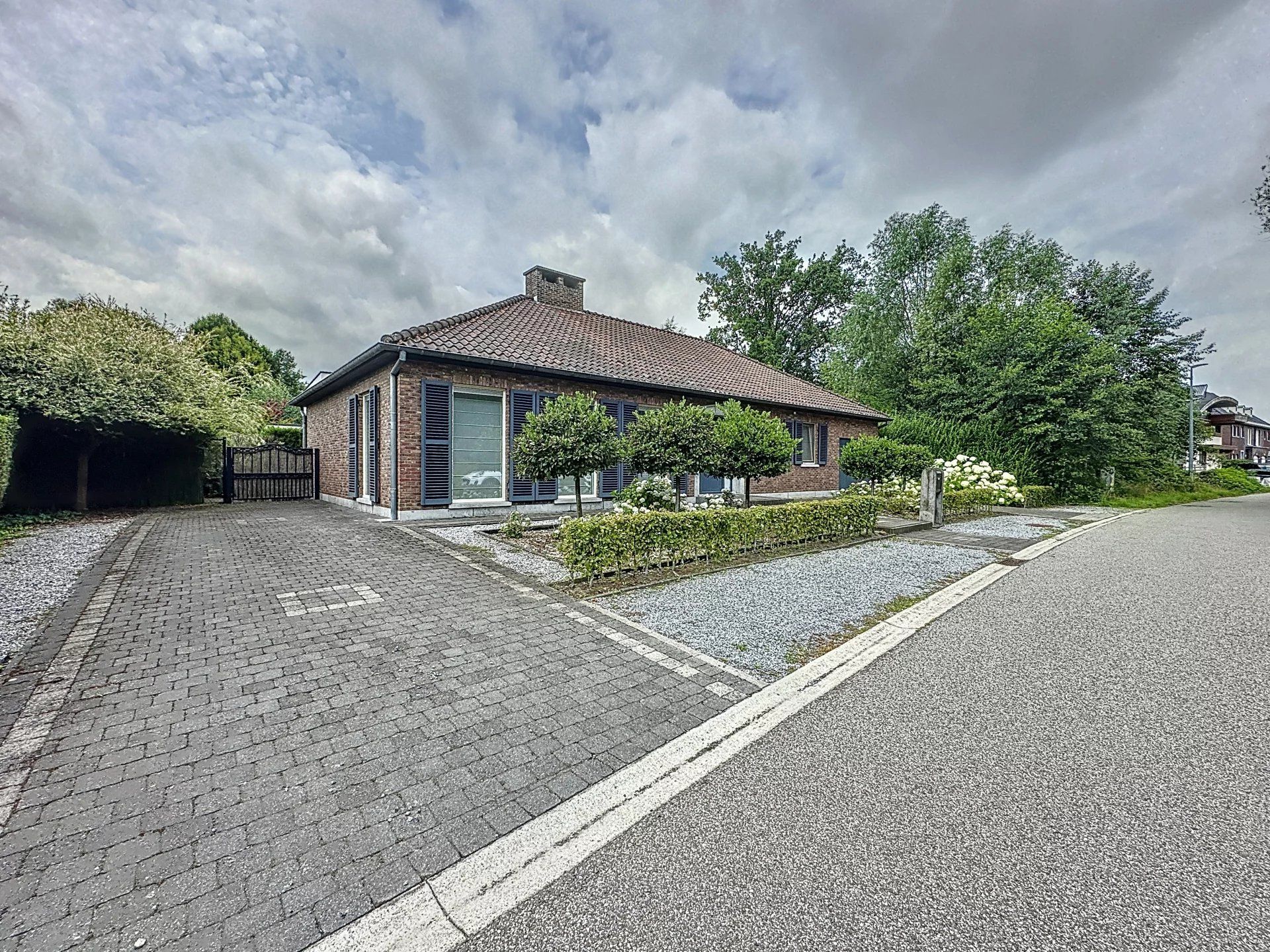 Laagbouwwoning met 3 slaapkamers nabij het centrum eventueel gemeubeld te huur foto {{pictureIndex}}