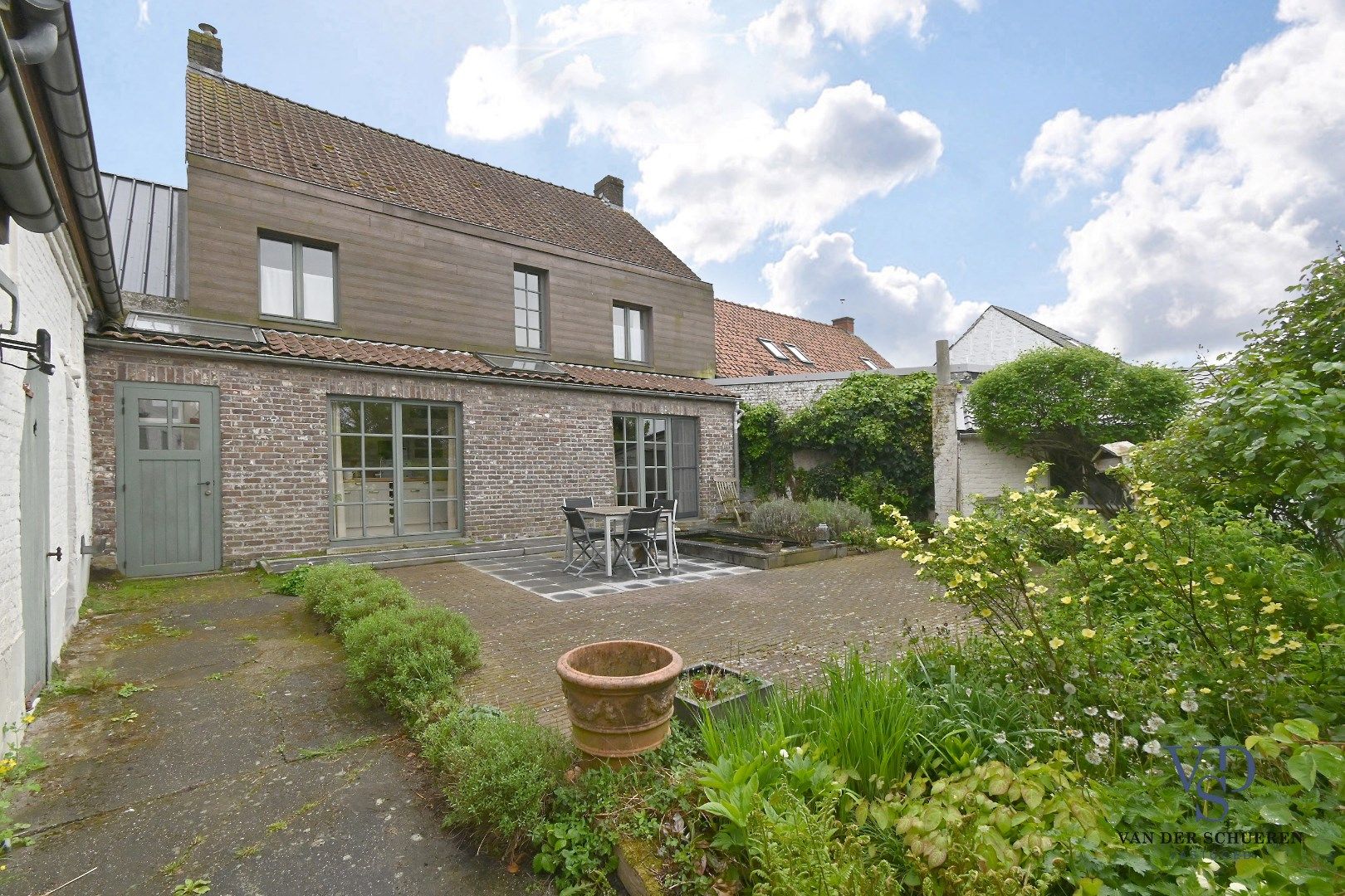 Charmante woning op royaal perceel van 1.618 m² foto 4