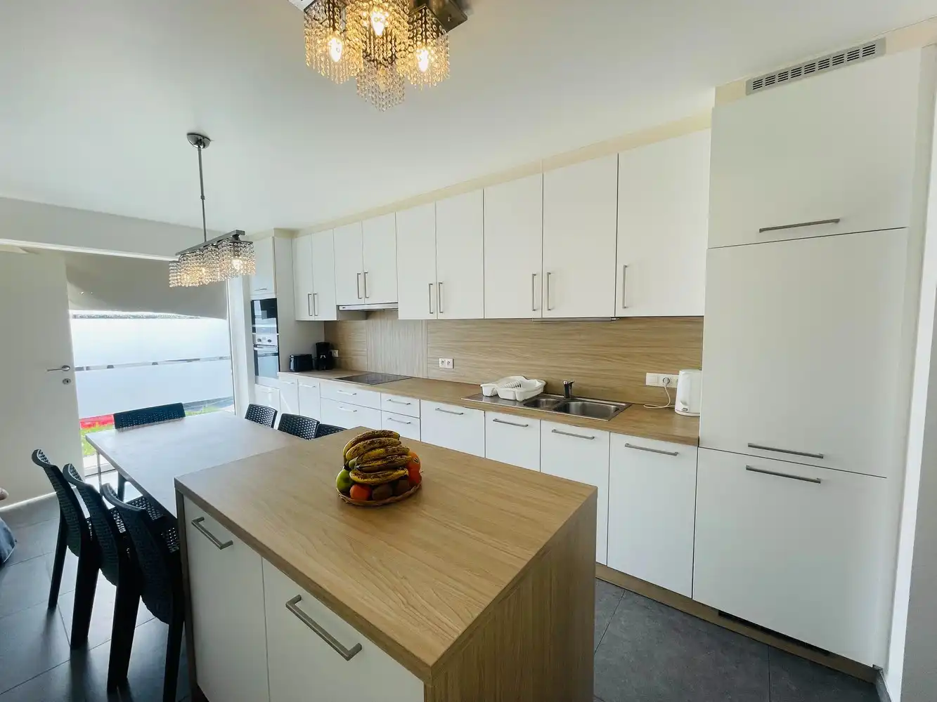 Waardamme , rustige residentiële ligging , RECENT gebouwde LICHTRIJKE ENERGIEZUINIGE woning met 4 SLAAPKAMERS, omheinde TUIN, OPRIT EN GARAGE. foto 3