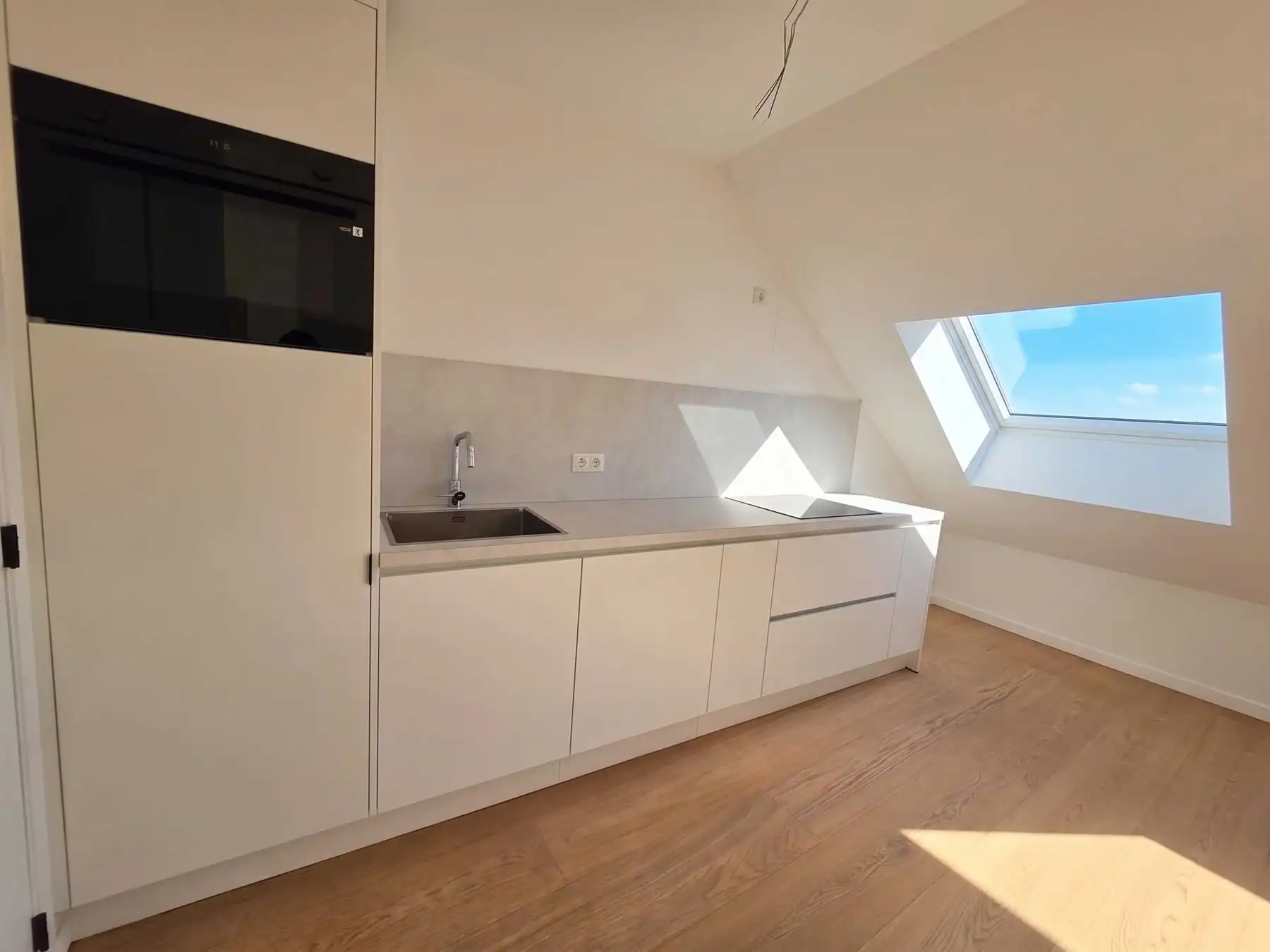 Prachtig gerenoveerd penthouse met 2 slaapkamers en terras nabij Zurenborg foto 2