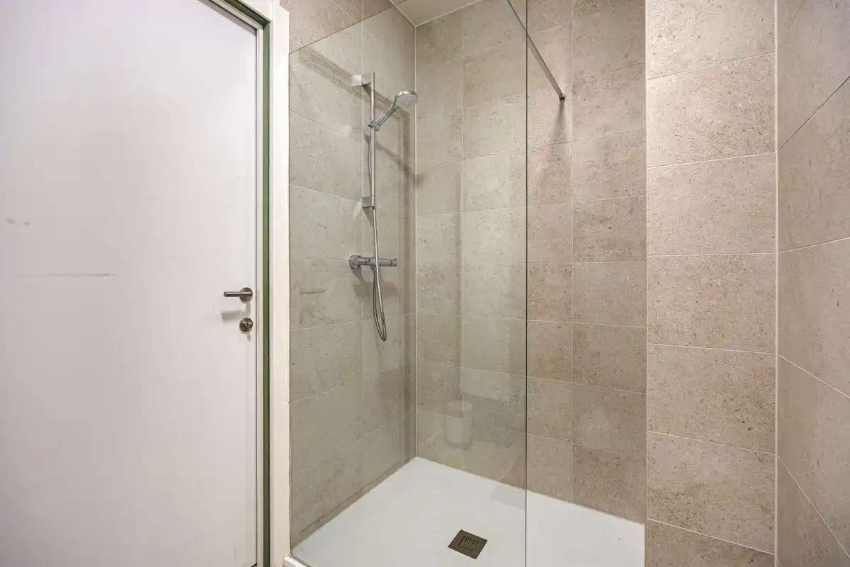 Zeer recent tweeslaapkamerappartement op een rustige ligging in hartje centrum. foto 15