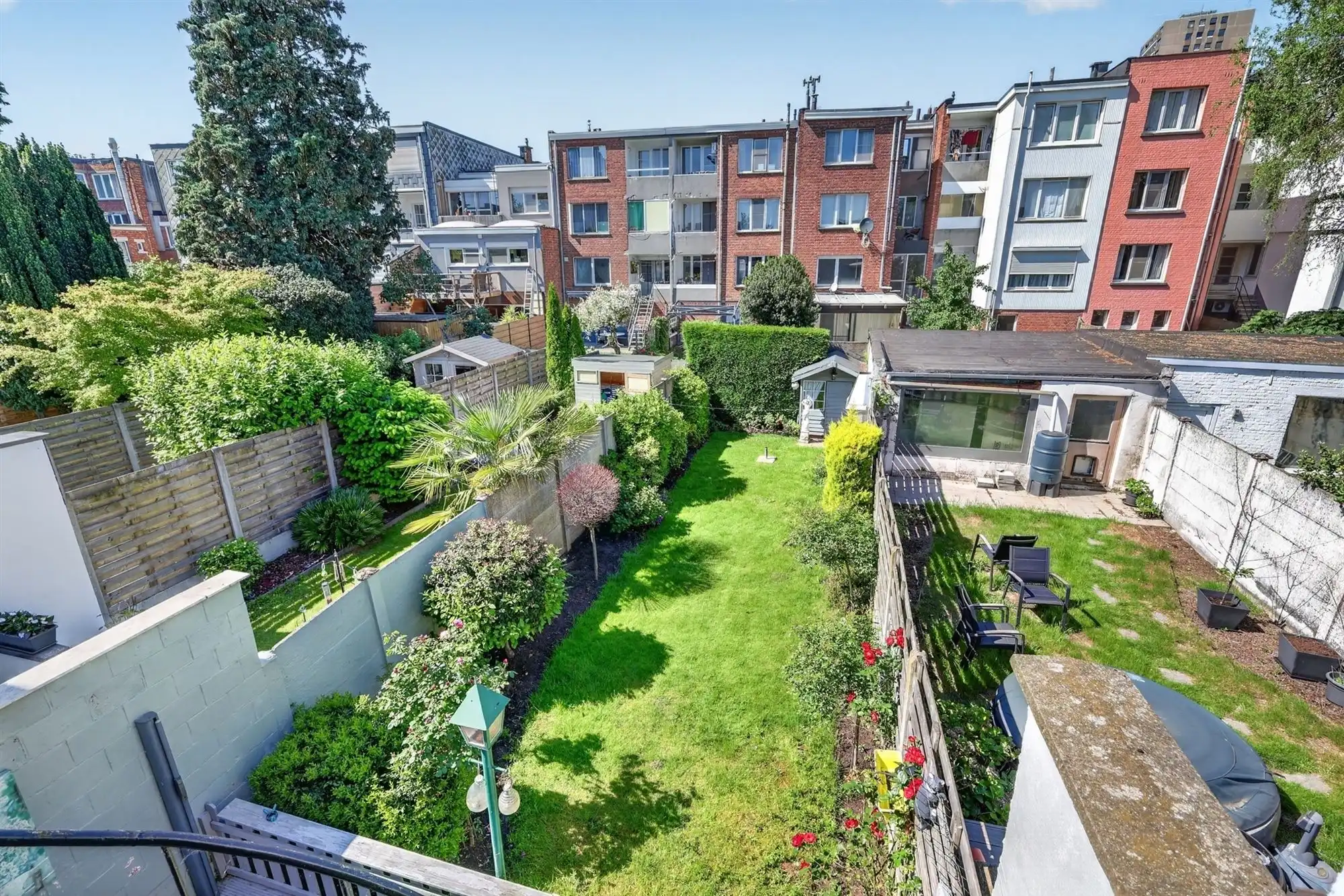 Instapklaar huis met 2 volwaardige slaapkamers en tuin in Deurne foto 2