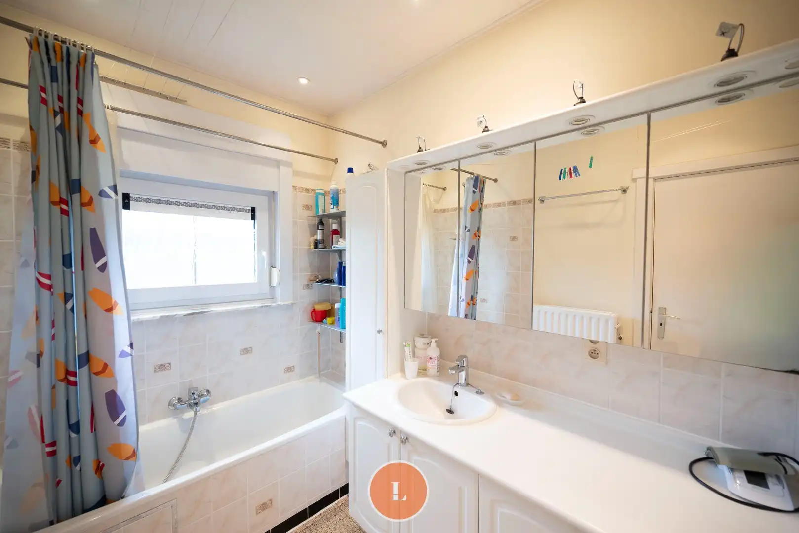 Te koop bungalow met 4 slaapkamers en ruime garage in rustige buurt foto 9