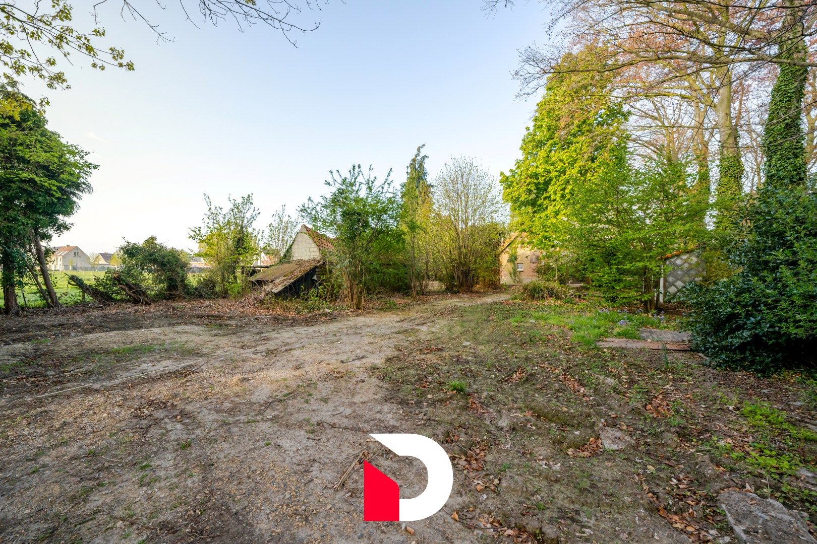 Uiterst charmante en te renoveren woning met weiland aan Merkenveld bos te Zedelgem  foto 9