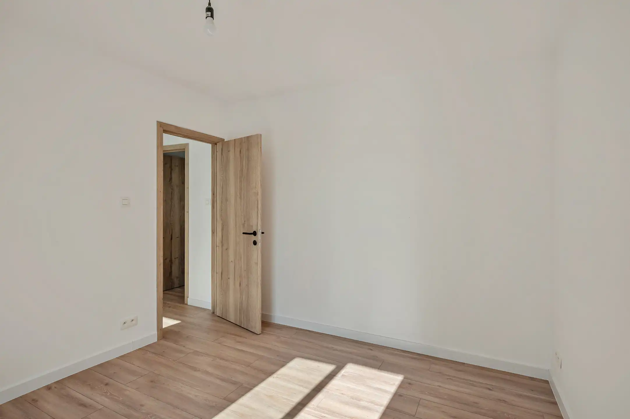 Volledig gerenoveerde en instapklare woning met zonnige tuin te Brasschaat! foto 15