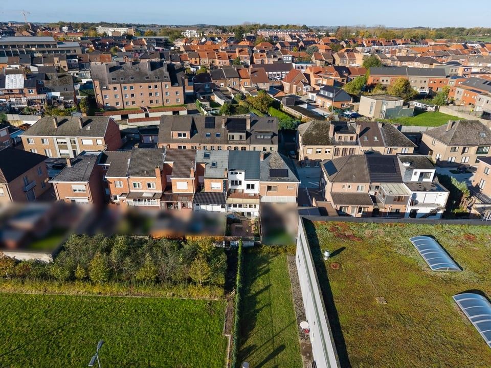 CHARMANTE, INSTAPKLARE WONING MET 3 SLAAPKAMERS, GROTE ZOLDER EN GEEZELLIGE BUITENRUIMTE foto 4