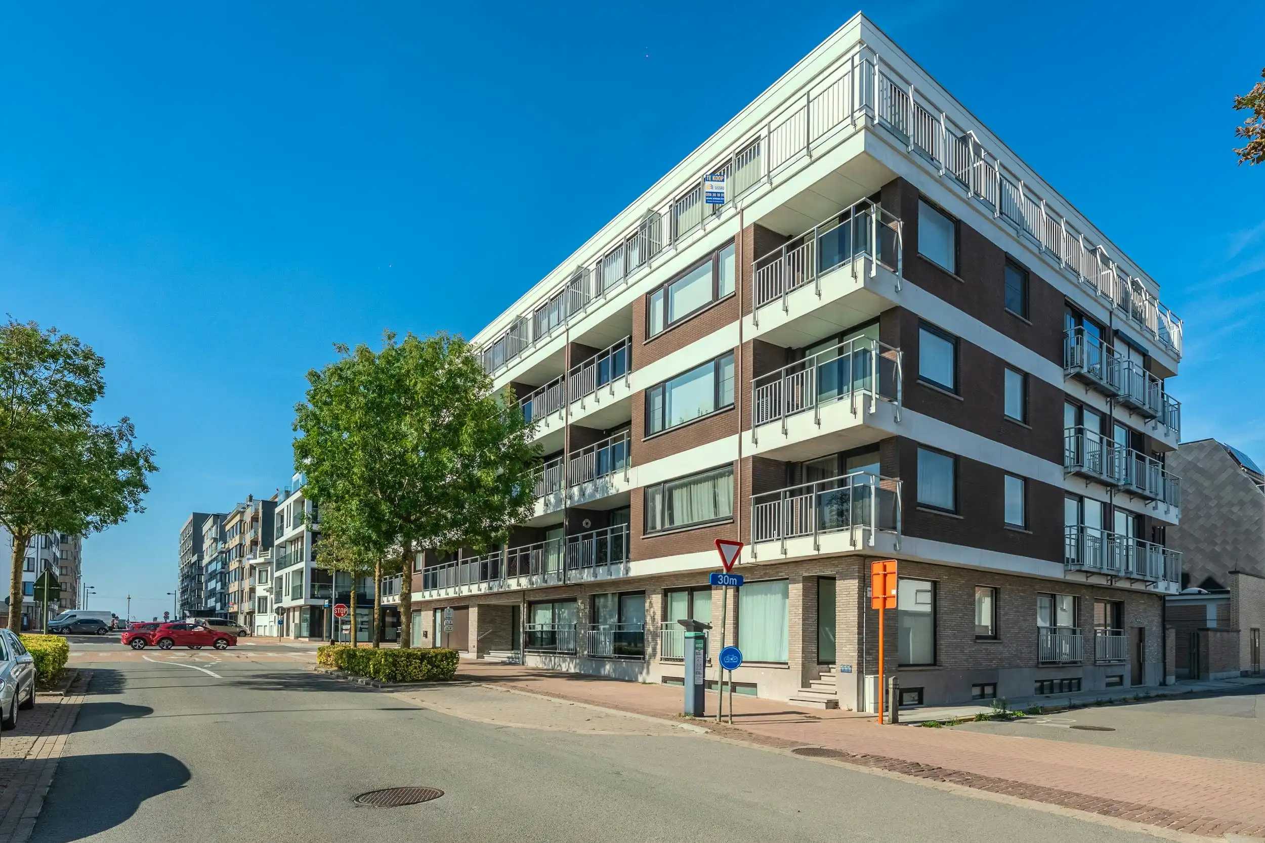 Ruime studio met aparte slaapruimte vlak aan de Zeedijk! foto 13