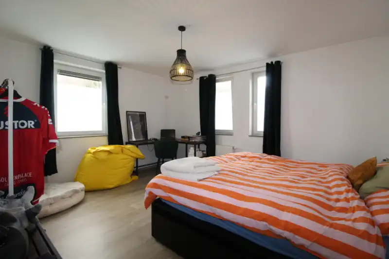 Recente halfopen woning in Heule foto 8