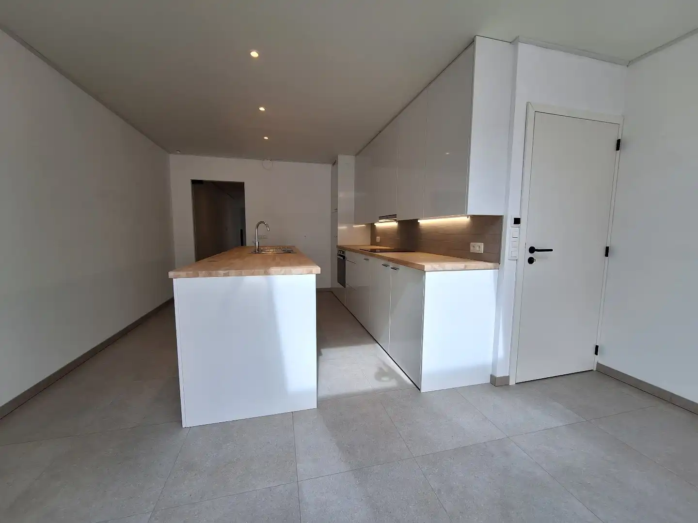 Gerenoveerde woning met 3 slaapkamers, diepe tuin en private parkeerplaats foto 5