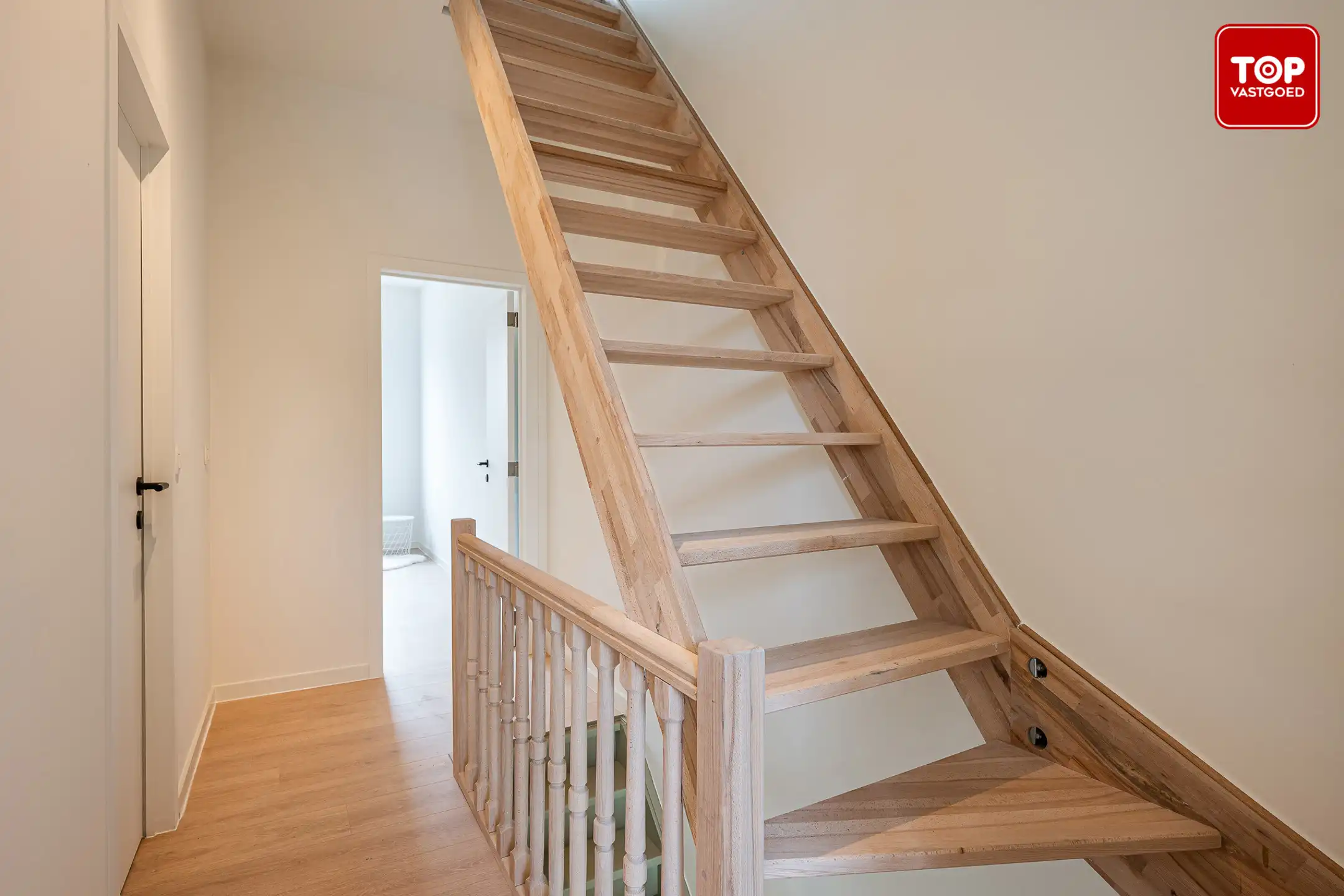 Totaal gerenoveerde woning met 3 slaapkamers, tuin en garage.  foto 22