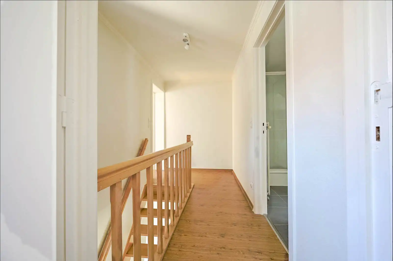 Brugs huis in de schaduw van Jeruzalemkerk, authentieke 16e-17e eeuwse gevel foto 17