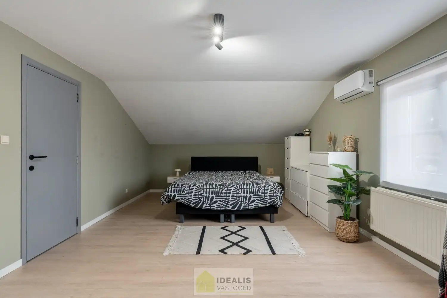 IDEALIS VASTGOED – ZEER RUIME EENGEZINSWONING MET EEN KNAPPE LEEFRUIMTE MET AANSLUITEND OPEN MODERNE KEUKEN, MOMENTEEL 3 SLAAPKAMERS MAAR MOGELIJKHEID TOT 4 SLAAPKAMERS, 2 BADKAMERS, ONDERKELDERD EN VOLLEDIG AANGELEGD MET EEN KNAPPE TUIN EN HEERLIJK OVERDEKT TERRAS OP EEN PERCEEL VAN 5A 63CA! Deze ruime gezinswoning omvat +- 215m² netto bewoonbare oppervlakte met een aangename woonkamer bestaande uit zit-en eetgedeelte, een open moderne keuken, 3 slaapkamers maar mogelijkheid tot 4 slaapkamers en 2 badkamers. Een unieke kans voor kandidaten op zoek naar een ééngezinswoning voorzien van alle faciliteiten en comfort op een fijne locatie in een residentiële wijk tussen de centra van Oudsbergen, Bocholt, Bree en Peer! De huidige eigenaars hebben de woning in 2023 grondig gerenoveerd en o.a. voorzien van vloerverwarming, een warmtepompboiler en 2 lucht-luchtsystemen om te koelen en warmen!! foto 17