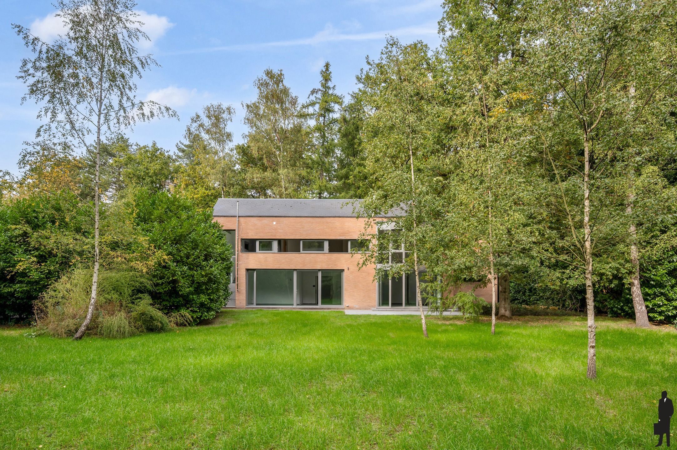 Ruime villa op een zonnig perceel van ca. 3.478m²! foto {{pictureIndex}}