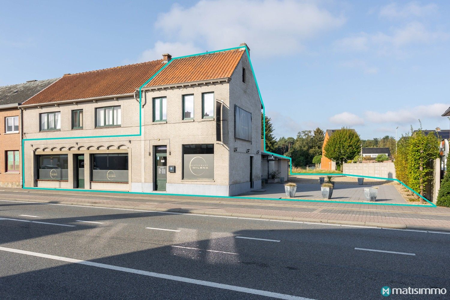 RUIM HANDELSPAND MET PARKING EN TERRAS GELEGEN AAN EEN DRUKKE BAAN TE REKEM foto 26