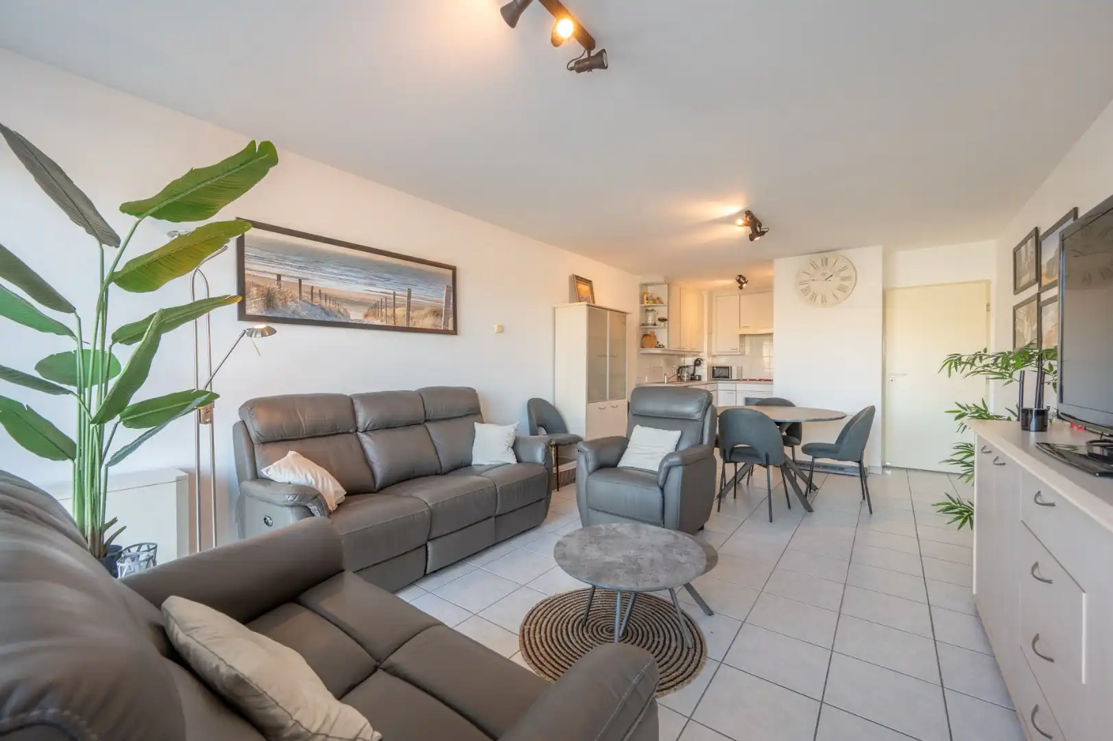 Centraal gelegen appartement met terras nabij het strand foto 3