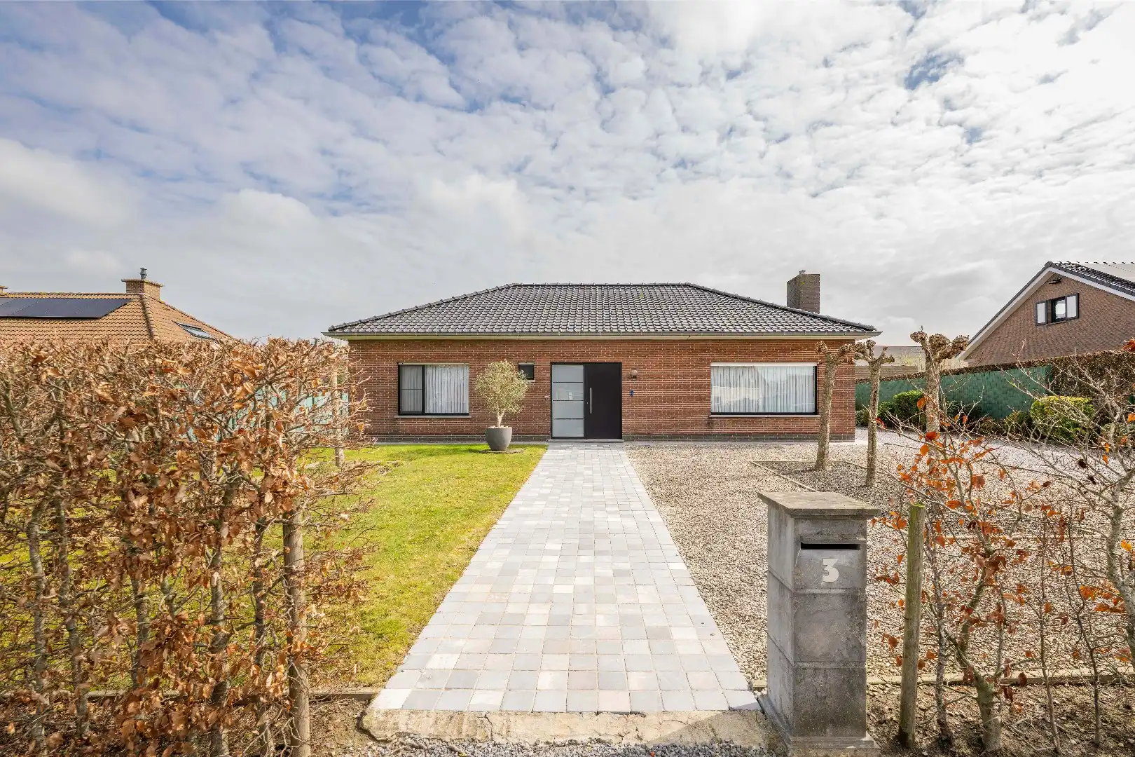 Hoofdfoto van de publicatie: ALLEENSTAANDE WONING OP 1.009 m² MET 3 SLPKS EN TUIN 