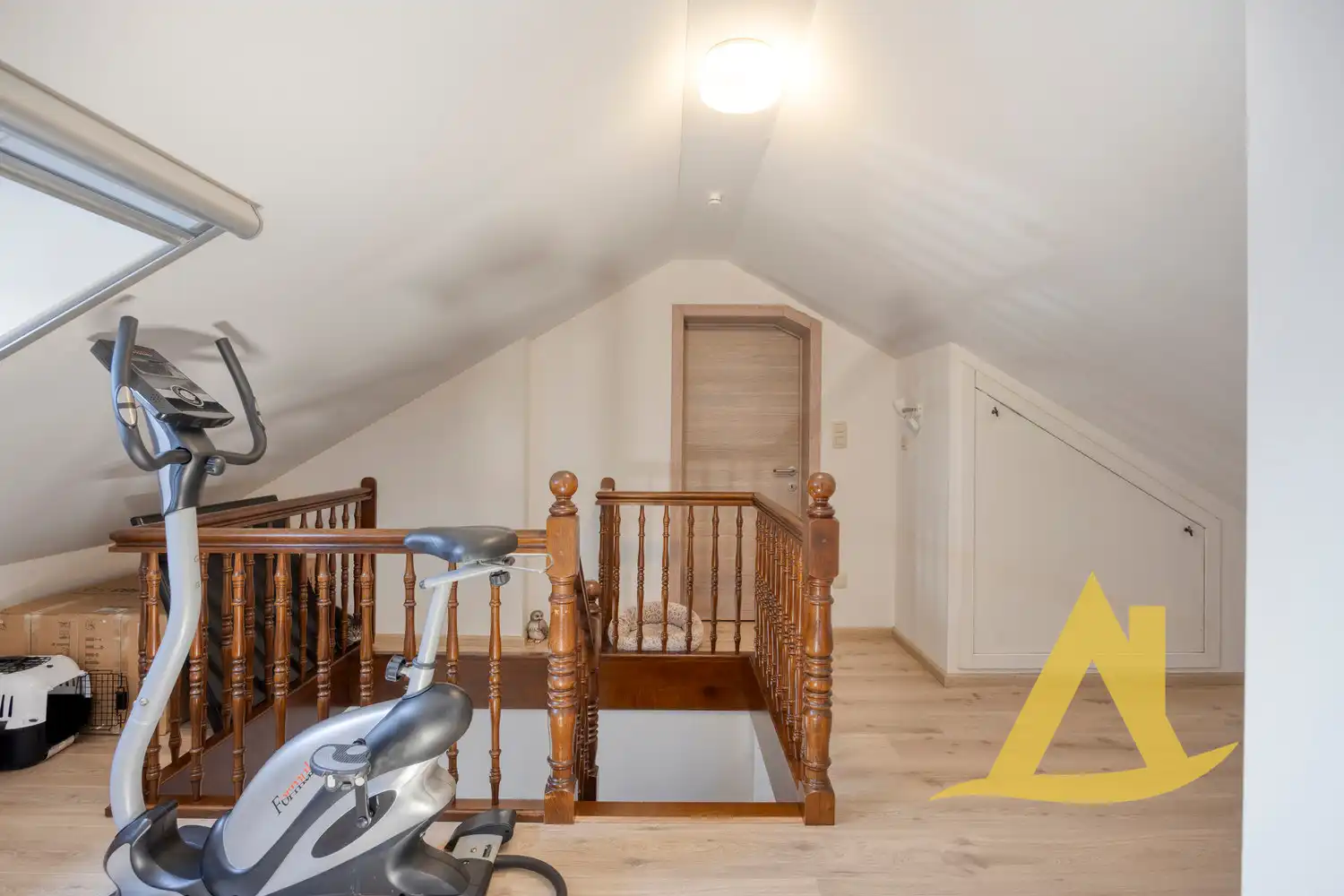 RUSTIG GELEGEN, INSTAPKLARE WONING MET TUIN RONDOM EN RUIME OPRIT foto 23