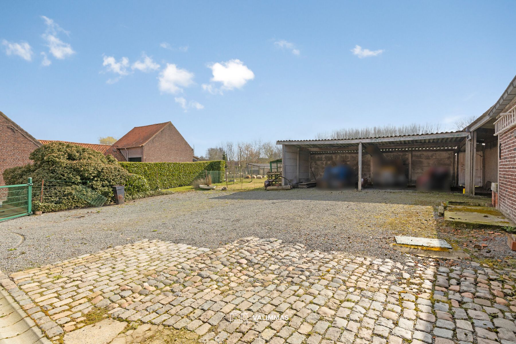 Landelijk gelegen hoeve op 40 are, met bijgebouwen en weide foto 5