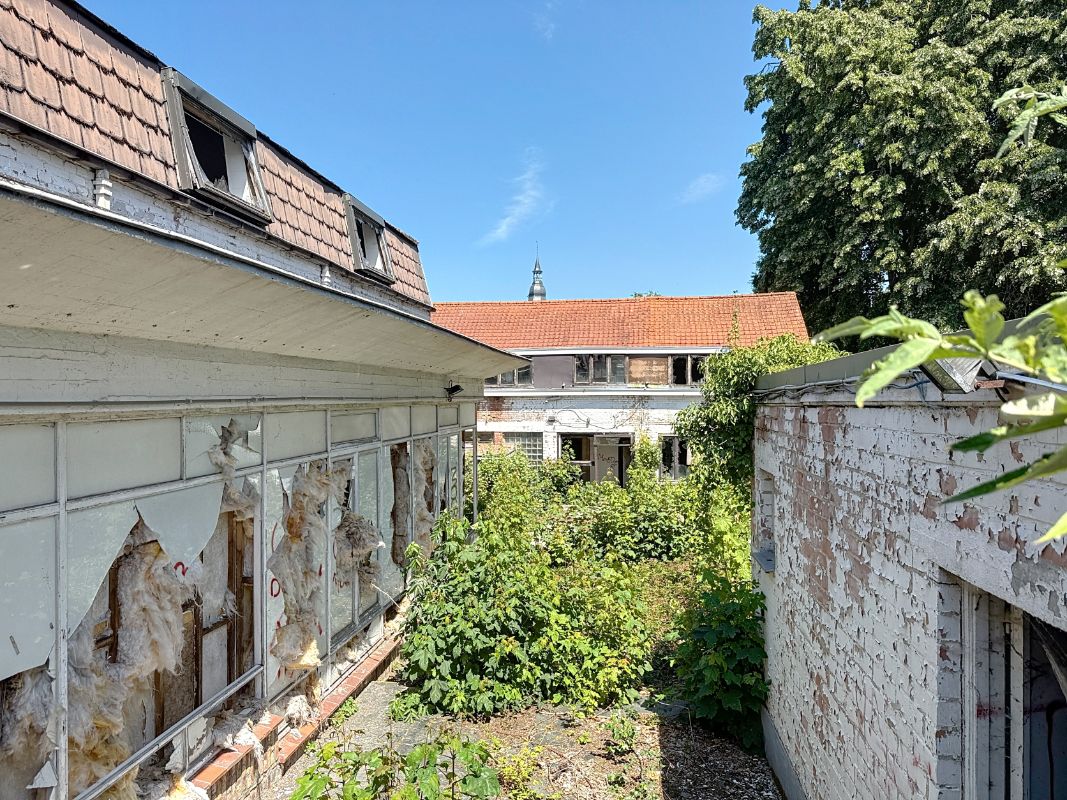 Herenhuis met bijgebouwen en uitgestrekte tuin. foto 6
