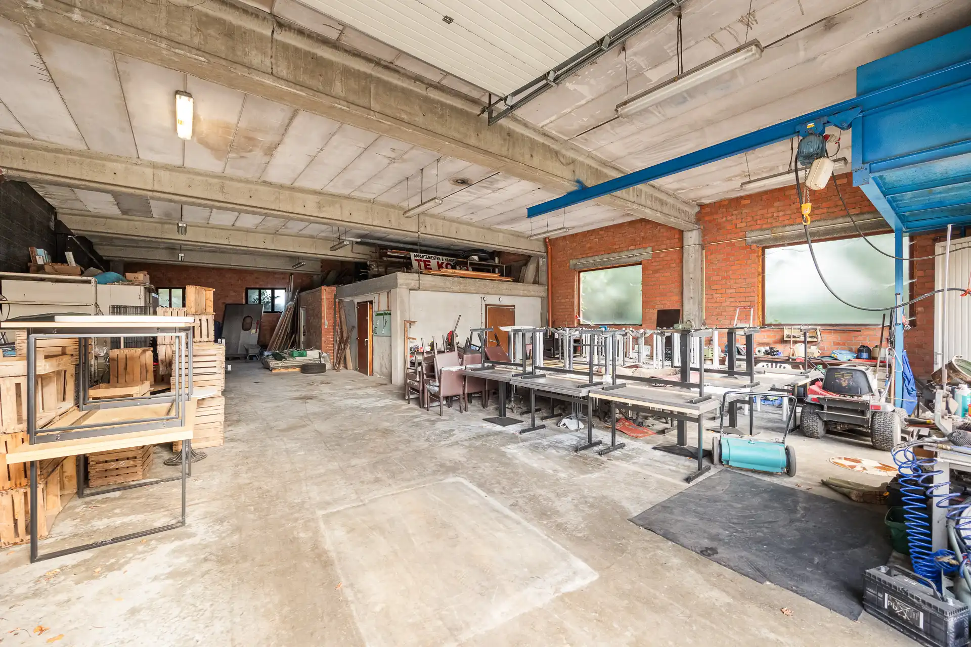 Ruime villa met garage en zwembad + bouwgrond + 2 magazijnen foto 19