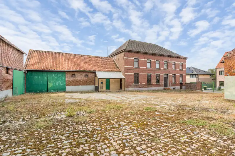 Statig herenhuis met binnenkoer en stallingen op een perceel van 1758 m² in het dorp van Waanrode foto 2