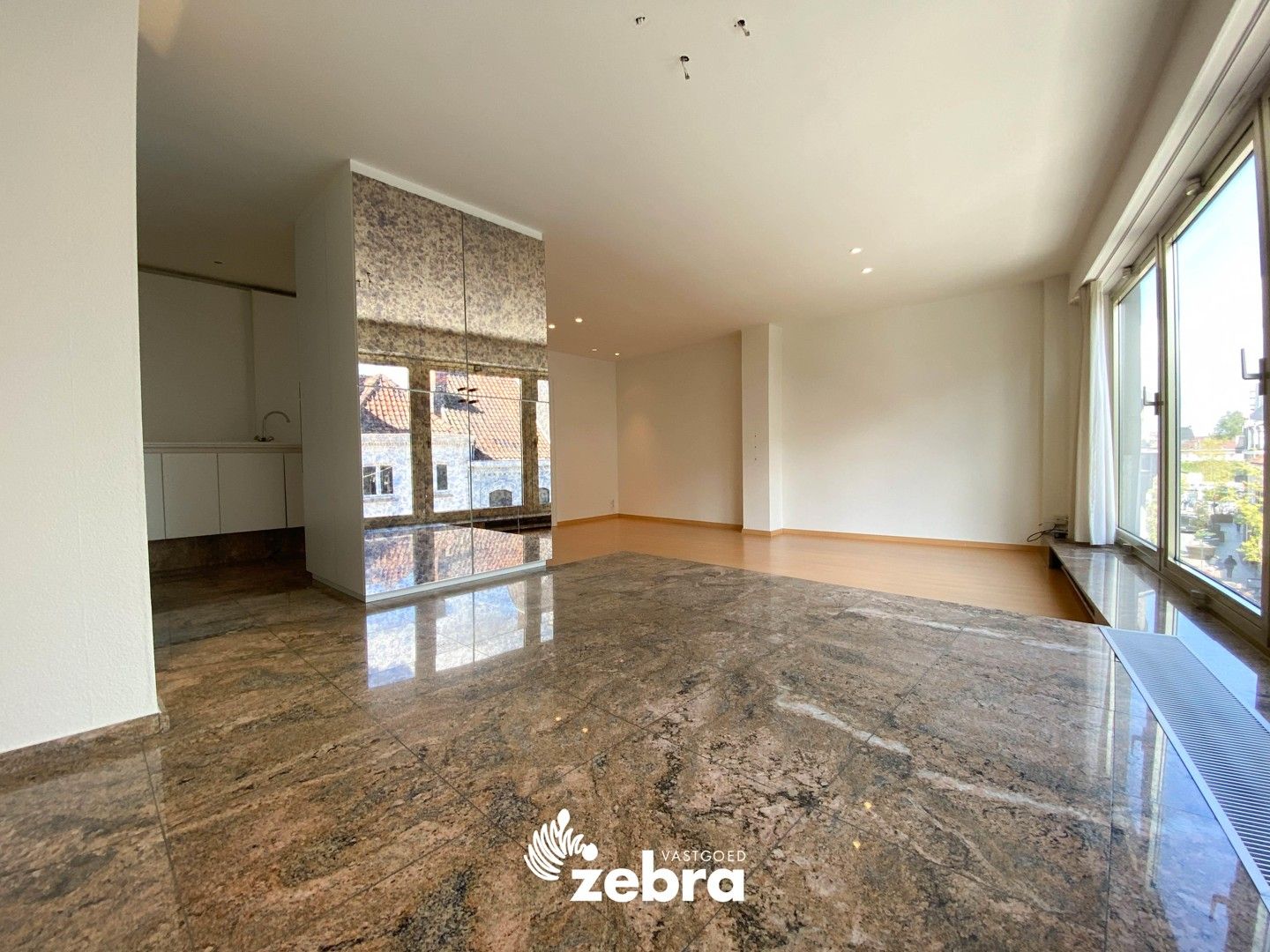 Instapklaar appartement met één slaapkamer op unieke locatie te Roeselare! foto 2