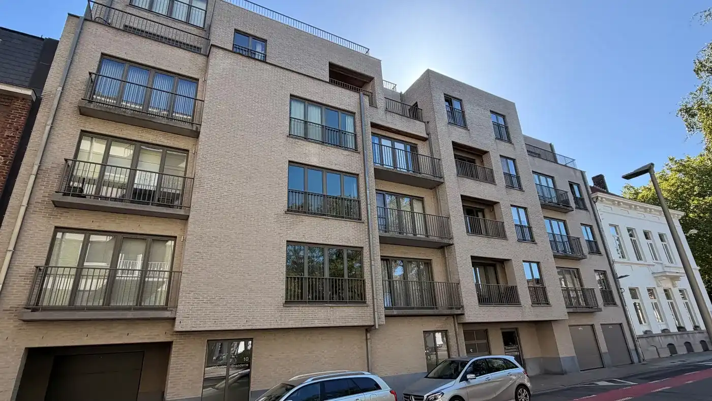 Volledig instapklaar appartement in hartje Kortrijk met staanplaats foto {{pictureIndex}}